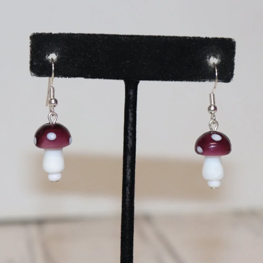 🍄 NWOT White & Purple Glass Mushroom Dangling Earrings – 1.5